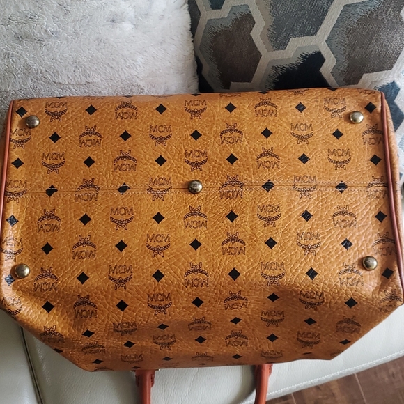 💥💥SOLD💥💥 MCM 40 Duffle bag. - Picture 11 of 16